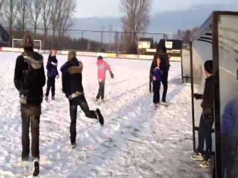 Sneeuwballen gevecht Blauw Wit '34 D1 8 december 2012