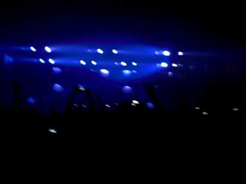 Tiesto live @ Pyramide Vösendorf, Vienna, Austria 13.6.09  - playing In The Dark (Mashup)