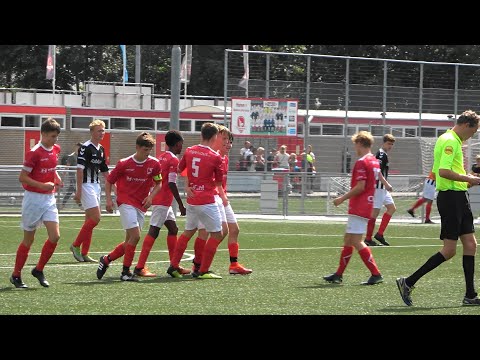 Eerste helft VV Bennekom JO17-1 - VV DOVO JO17-1.