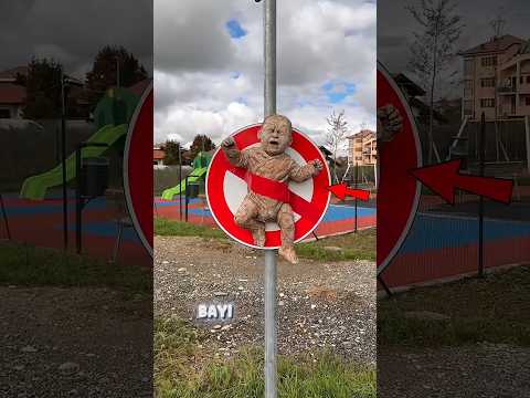 Sosok bayi di papan taman ini bikin semua orang terkejut!