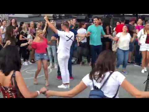 Te Blestem Sa-ti Fie Bine! cu AXXA la Arenele Romane