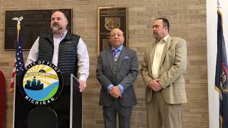 Flint mayor lends hand to United Way campaign