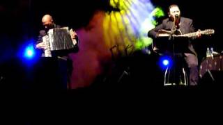 REVÓLVER ÁGUILAS Por un Beso