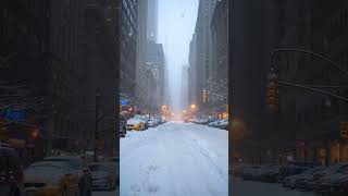 It&#39;s snowing in New York.