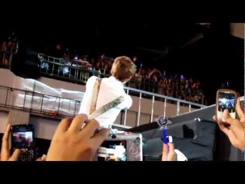 [290412] SS4 INA - Ryeowook Selca with Fans Polaroid