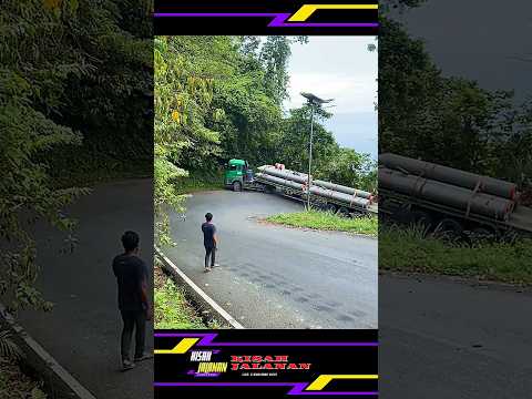 Sopir truk trailer dengan mudah melewati tanjakan curam dan menikung #shorts