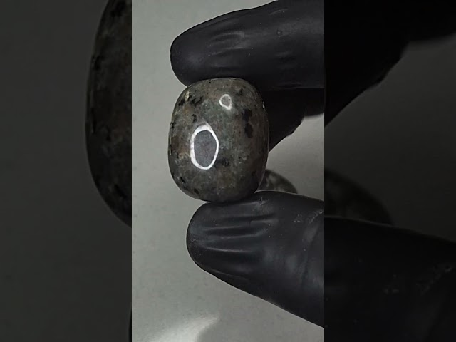 حجرين خام بخاصية الفلورسنت تظهر به الوان تحت اضائة...