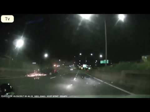 Wypadek pijany kierowca uderza w barierę na autostradzie