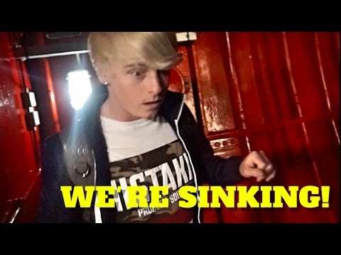 危うく船を沈めるところだった！- VLOGMAS (WE NEARLY SANK A BOAT! - VLOGMAS)