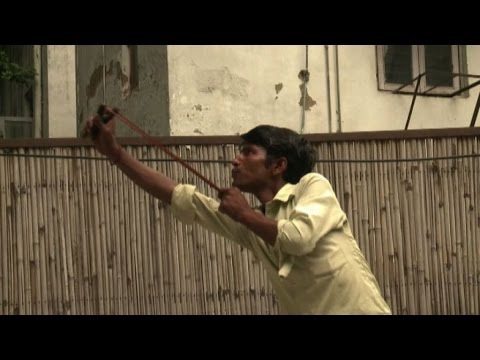 India, uomini scimmia contro i macachi dispettosi