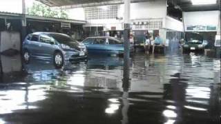 preview picture of video 'สภาพน้ำท่วมภายในอู่มหานคร [8 Nov 2011]'