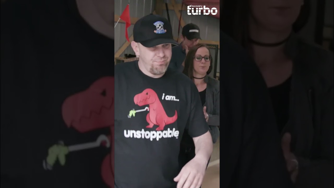 Estado mecânico: A equipe avalia os pneus furados e o Ramcharger