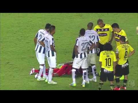 Il portiere finge di essere svenuto per evitare l’espulsione