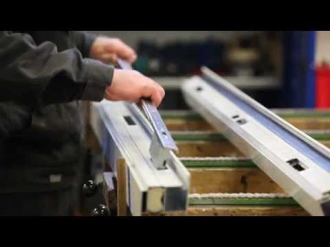 Wir fertigen eine Aluminiumtür - Schaumann