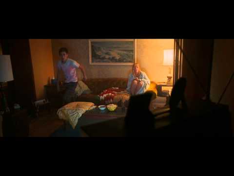 It Follows (Clip 'Broken Window')