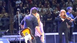 Bruce Springsteen - 2016-01-27 New York - Dancing In The Dark (dances)