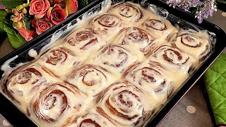 Die berühmten Zartschmelzbrötchen. Klassische amerikanische Zimtschnecken. Cinnamon Rolls