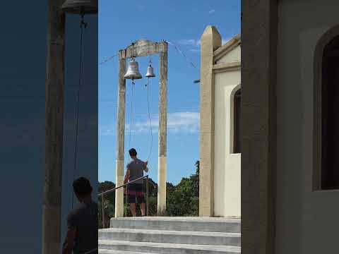 Tocando o sino da igreja de Baliza, GO
