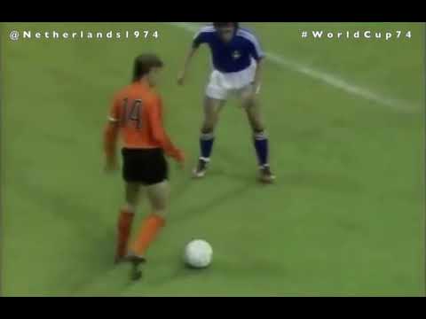 Johan Cruyff (14) 3 flicks of the heel vs Sweden #WorldCup74