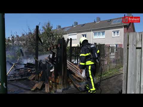 (VIDEO) 28-06-2018 Onkruid verwijderen eindigt in Schuurbrand in Raamsdonk