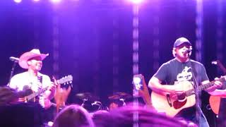 Dustin Lynch sings "That Ain't My Truck" with Rhett Akins at 90s Country Night