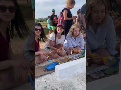 Karumbé y amigos pintando las letras de La Coronilla, Rocha, Uruguay.