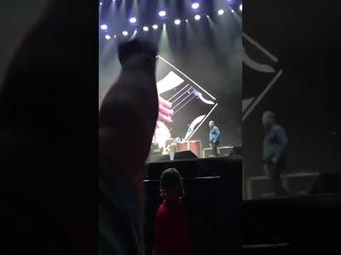 John Travolta walks out on stage at a Foo Fighters concert (welcome to Rockville 2018)
