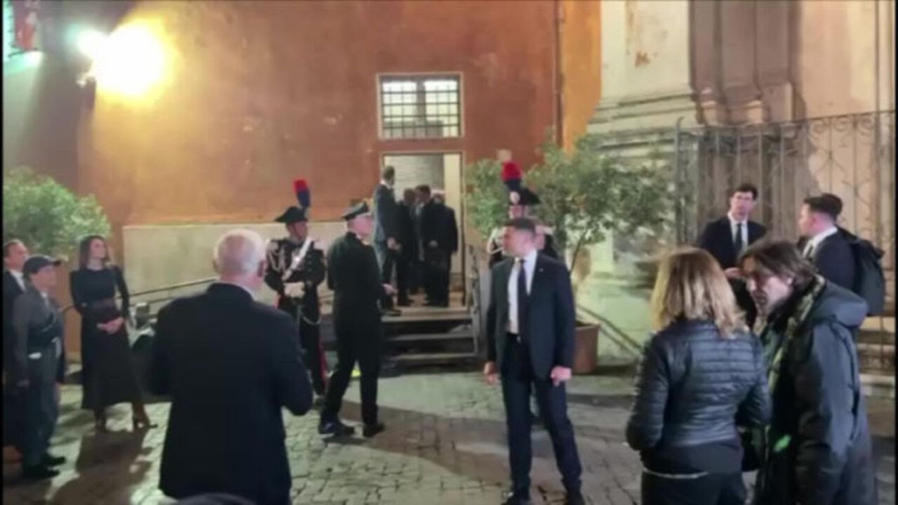 Ovazione per Macron all'uscita dalla sede di Sant'Egidio a Roma