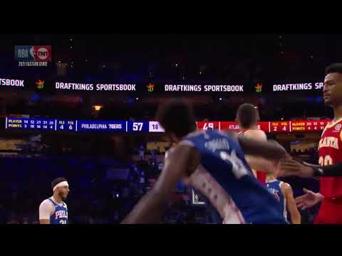 La spinta di Joel Embiid a Danilo Gallinari