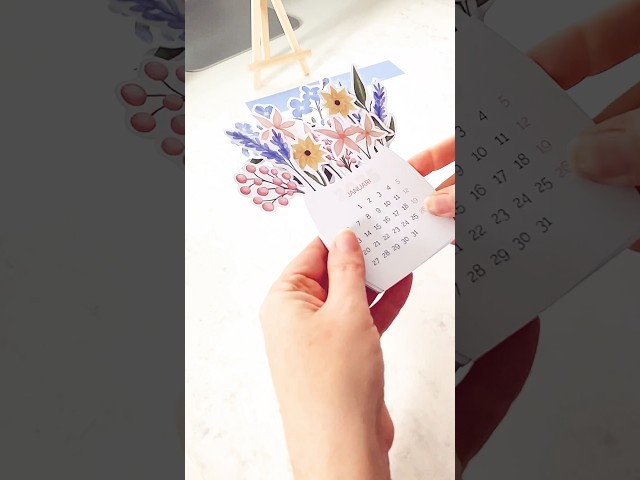 Vídeo relacionado con Ancsttu Calendario De Escritorio Floral 2026 - Calendario Mini de Escritorio con Flores y Base de Madera | Planificador Decorativo para Oficina Escuela Dormitorio - Organizador Mensual para Estudio y