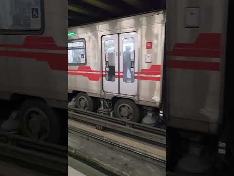 ⚡ Línea número 2 del Metro de Santiago: Trenes en Acción en Estación San Miguel. 🚇