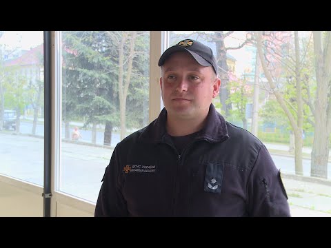 Коломийські рятувальники витягували з криниці чоловіка. ВІДЕО