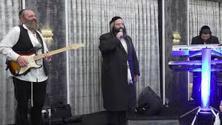 הקלידן נחמן שטרן והקלרינט אברימי שטרן מתחילים בניעמת קלרינט וממשיכים במחרוזת ריקודים ראשונים מרשימה