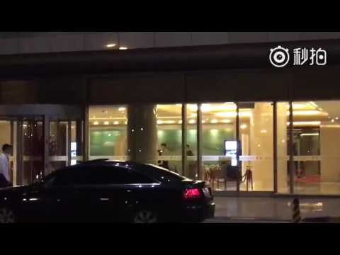 160602 Kris Wu Yi Fan at Beijing airport fancam waving to fans