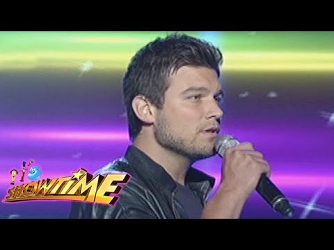 It's Showtime: Ryan Gallagher sings "Kahit Isang Saglit"