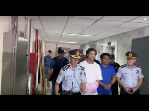 元バルセロナのフォワード、ロナウジーニョがパラグアイで法廷へ (Former Barcelona forward Ronaldinho heads to court in Paraguay)