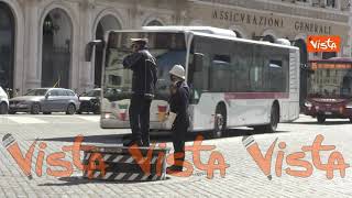 La pedana del pizzardone di Piazza Venezia “sparisce” sottoterra