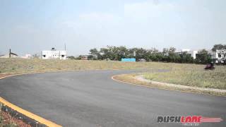 preview picture of video 'Bajaj Pulsar RS 200 on Chakan Track Corners'