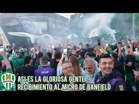 "Así es LA GLORIOSA GENTE DE BANFIELD. Recibimoento del micro ante Lanus Fecha 14 CL/ 2025" Barra: La Banda del Sur &bull; Club: Banfield