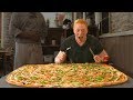 Försöker äta Sveriges största pizza någonsin