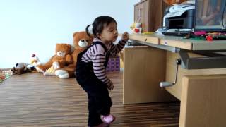 Ramona tanzt Hände-waschenlied.