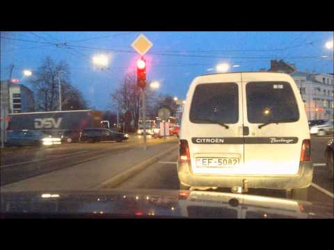 Policija stāv kā viņai patīk.