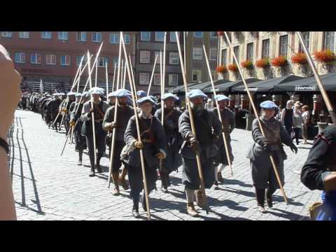 Memmingen 2016: MacKay's Regiment march to the Rathaus to be welcomed by the Mayor