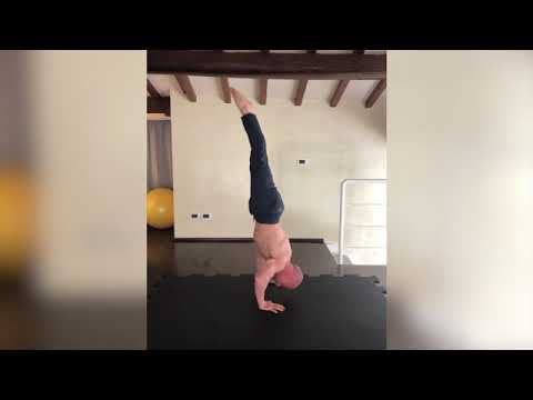 L'allenamento senza età di Jury Chechi le flessioni in verticale