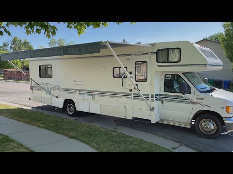 2000 Winnebago Minnie with a Dometic manual awning