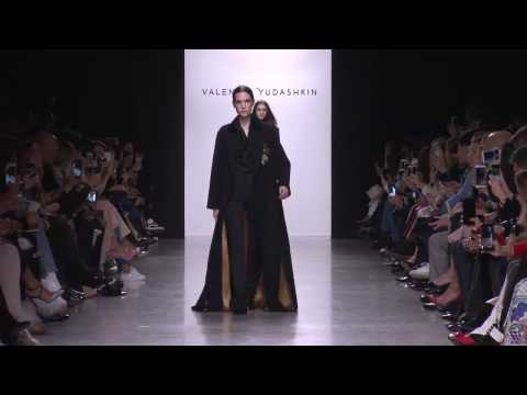 Valentin Yudashkin Fall/Winter 2017/2018 - Fashion Show - Paris Fashion Week