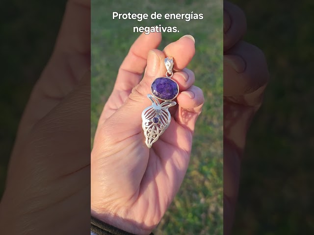 Vídeo relacionado con Game of Thrones Dije con diseño de Caminante blanco en plata de ley con cristal verde helado, azul estelar y esmalte azul claro