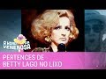 Catador acha pertences de Betty lado no lixo