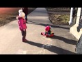 Дети рисуют мелками на асфальте 