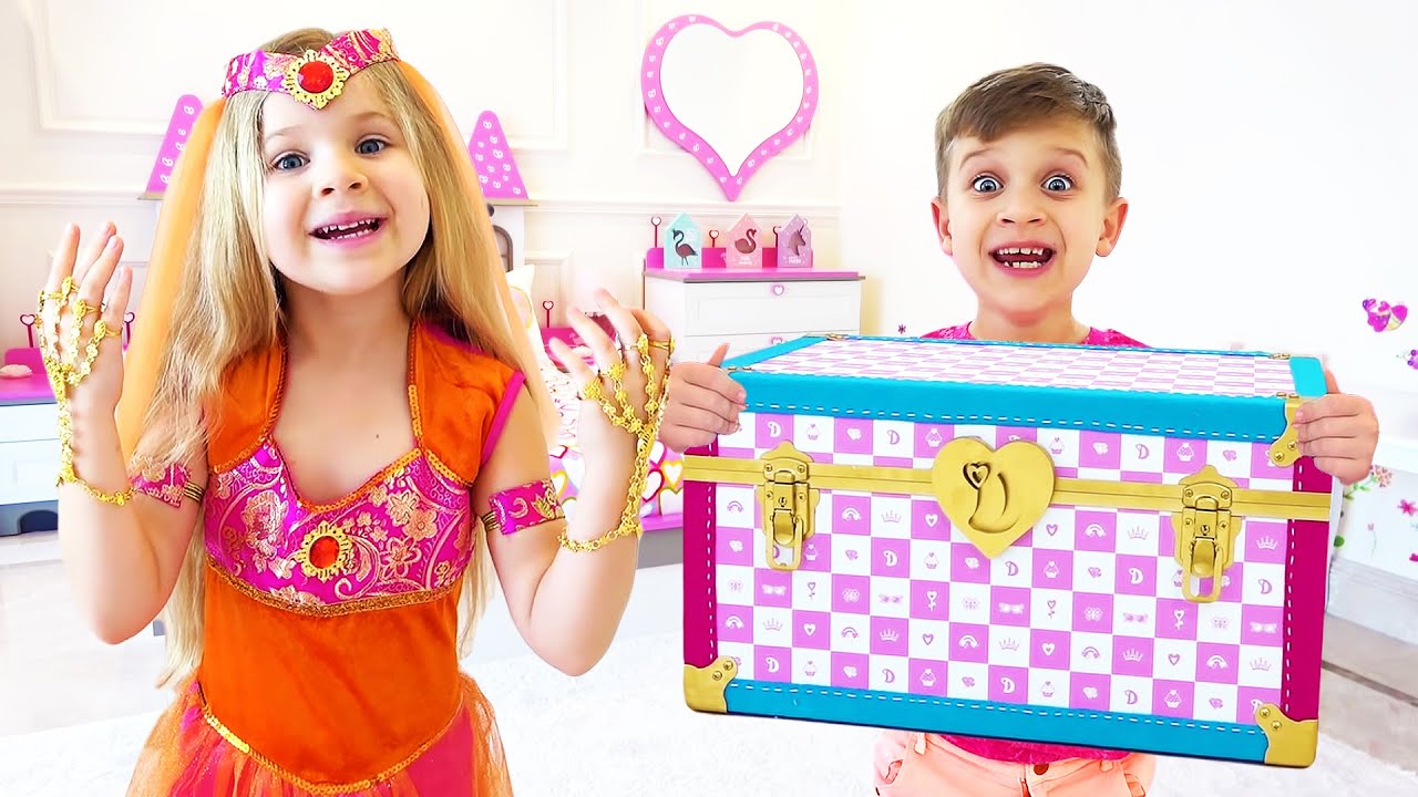 Дети играют в мультяшные игрушки. Roma and Diana Pretend Play with Magic Love, Diana Cartoon Toys